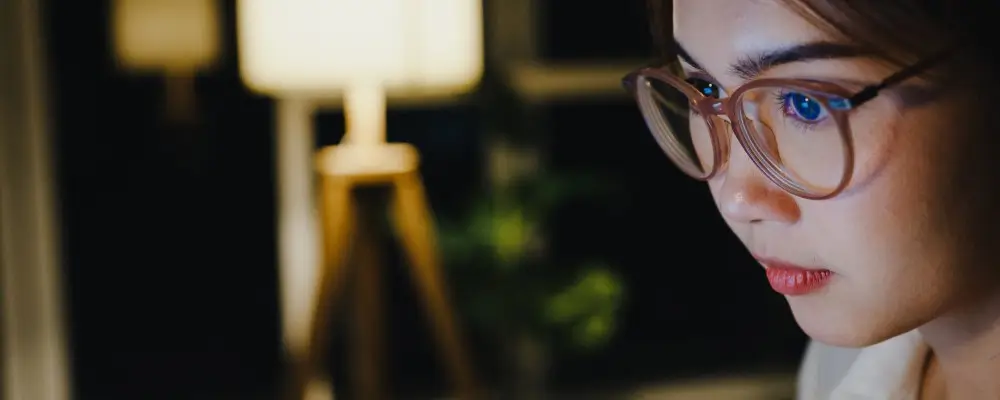 แล้วเลนส์เคลือบกรองแสงสีฟ้าแตกต่างอย่างไร?