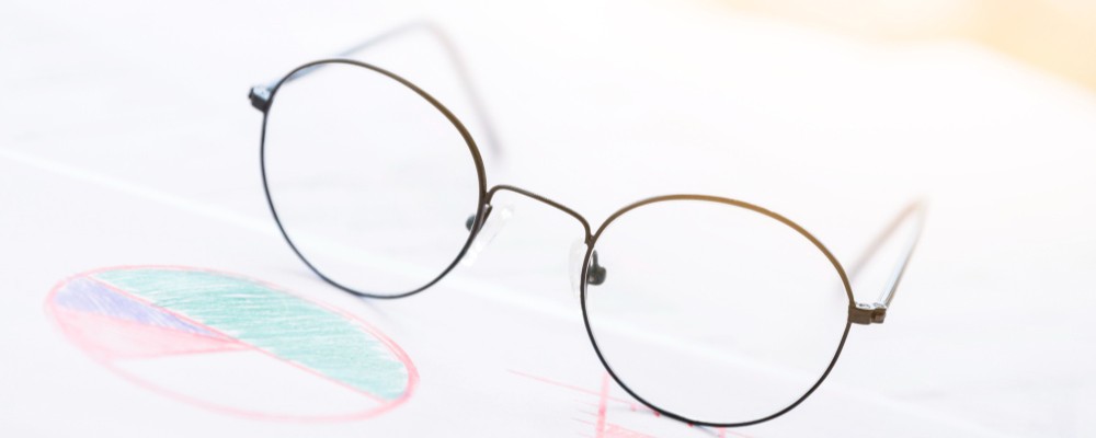 1) กรอบบางและเบา — Less Is More